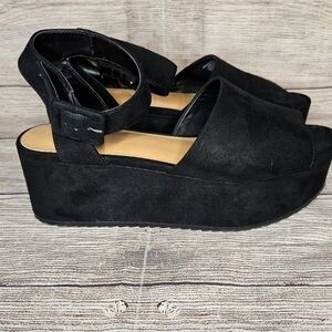 American Eagle black suede platform open toe sandal shoes
